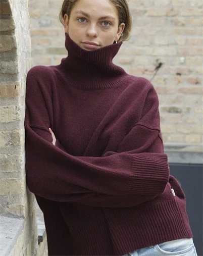 Elsk - Highneck Woman's Recycled Wool Strik - Deep Amarena 
